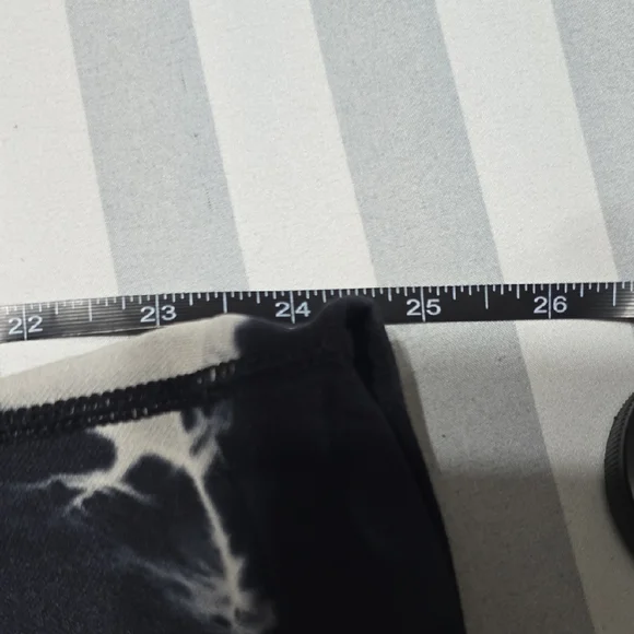 SCRUNCH BUTT Black and White Marble Leggings - Picture 5 of 6